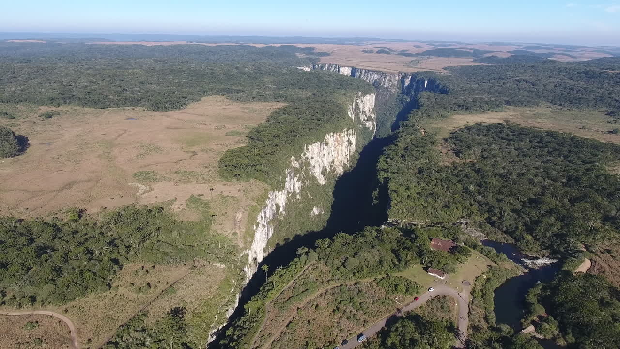 cañón de itaimbezinho al sur de brasil, antena desde gran altura, escena completa