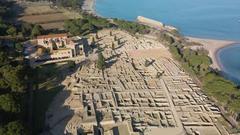 Luftbilder-Der-Griechisch-römischen-Ruinen-Von-Ampurien-An-Der-Costa-Brava-Girona,-Aufgenommen-Mit-Drohne-Römischer-Archäologie