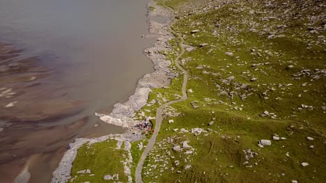 ruta de senderismo junto a un lago, alpes suizos