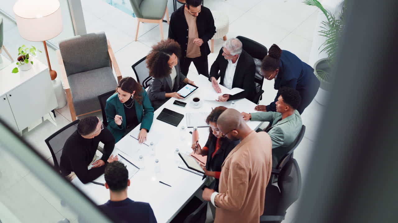 reunión de un equipo de negocios diverso en una oficina moderna