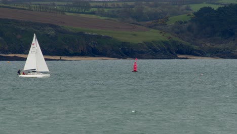 Velero,-Pasando-Una-Boya-Marcadora-Con-St-Mawes-En-El-Fondo