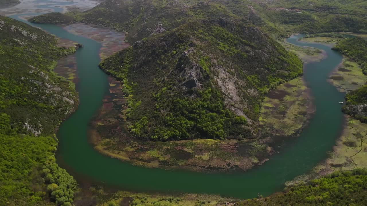 аэрофотоснимок смотровой площадки павловой страны на реку бент, скадарское озеро, черногория