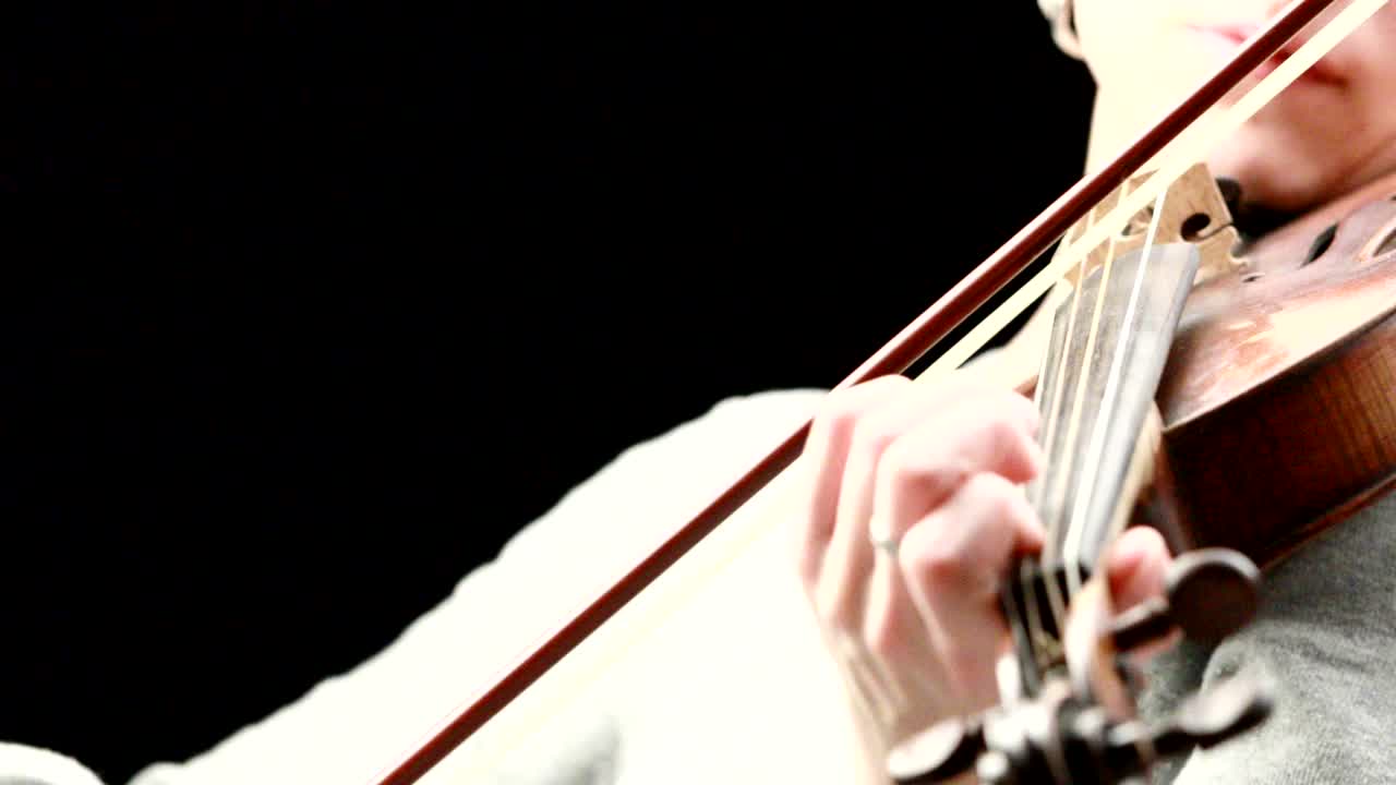 violinista tocando - primer plano de sus manos