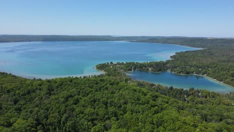 Lagos-Chocan-Cerca-De-La-Ciudad-De-Glen-Arbor-En-Michigan,-Vista-Aérea-De-Drones