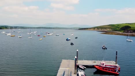 barcos de vela del condado de mayo en un fiordo irlandés en el camino atlántico salvaje