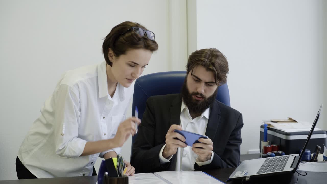 colegas de negocios que colaboran y revisan documentos