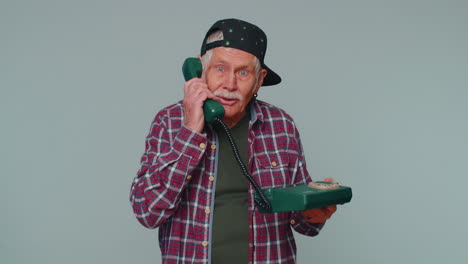 Fröhlicher-Touristensekretär,-Der-An-Einem-Kabelgebundenen-Vintage-Telefon-Aus-Den-80ern-Spricht-Und-Sagt:-„Hey,-Ruf-Mich-Zurück.“