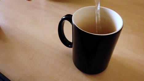 para hacer ese té, necesitas verter esa agua caliente