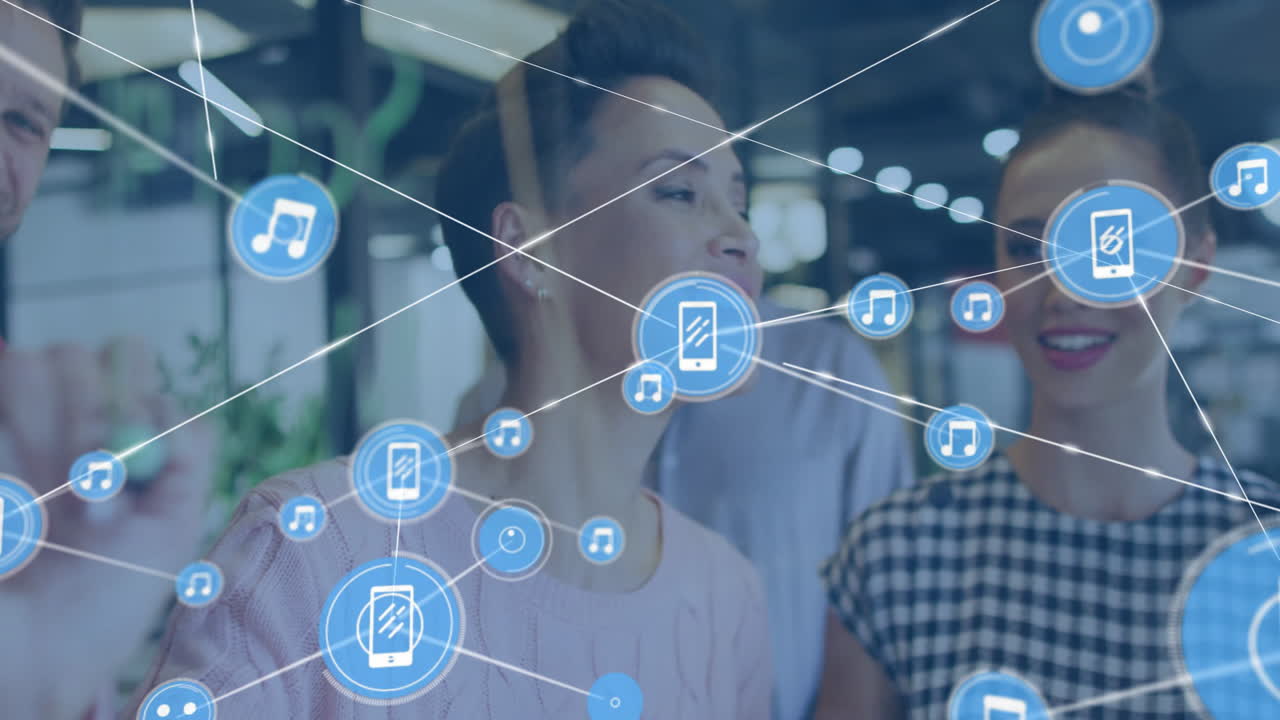 animación de la red de conexiones con iconos de dispositivos sobre diversas personas de negocios en la oficina