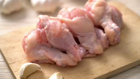 fresh-raw-chicken-wings-on-wooden-board-with-ingredients