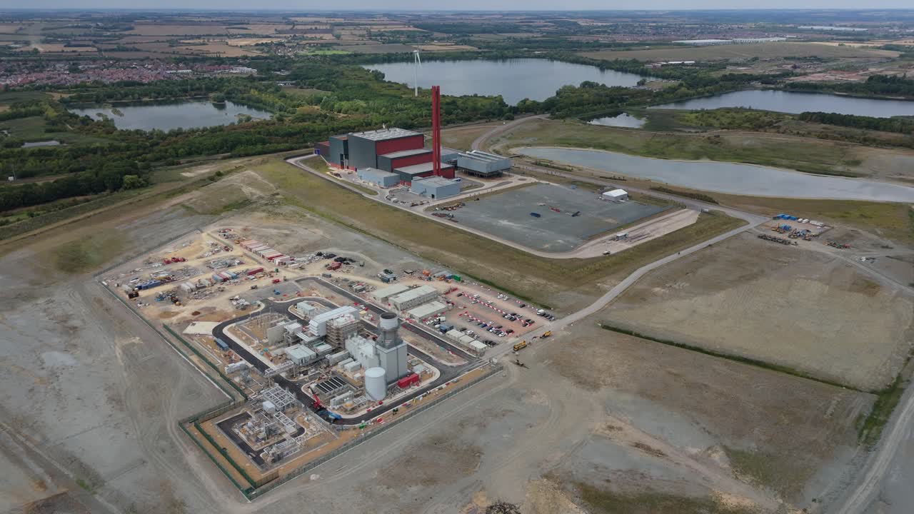 Produzione di energia industriale a Bedford, Regno Unito, vista aerea da drone di una centrale elettrica con ciminiere, piloni e infrastrutture alimentate a carbone, petrolio e gas