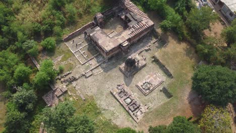 tomada aérea de drones de los antiguos templos hindúes de shiv y el monasterio de terai con stepwell en shivpuri de madhya pradesh, india