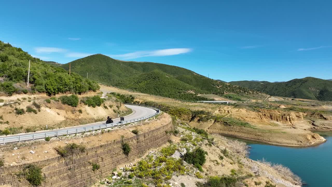 시골길의 호수 근처에서 헬기 오토바이를 타는 소녀