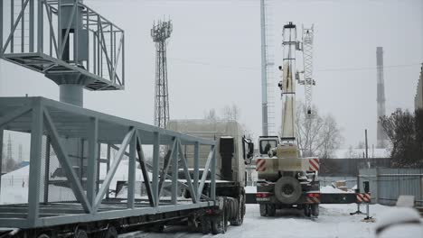 transporte de grandes carteles publicitarios y estructura de marco metálico en invierno