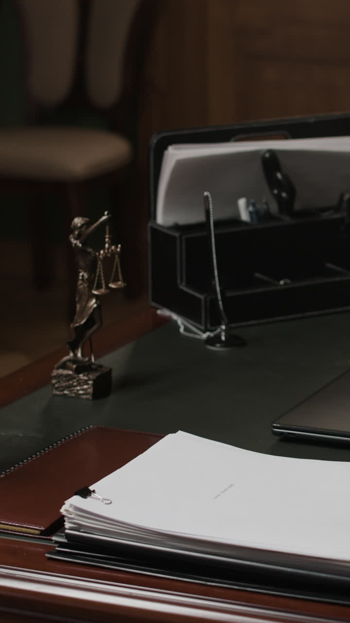 secretária de escritório com documentos e portátil