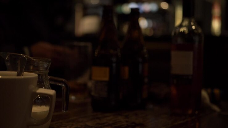 Bevande e bottiglie in un bar, inquadratura media con inclinazione.