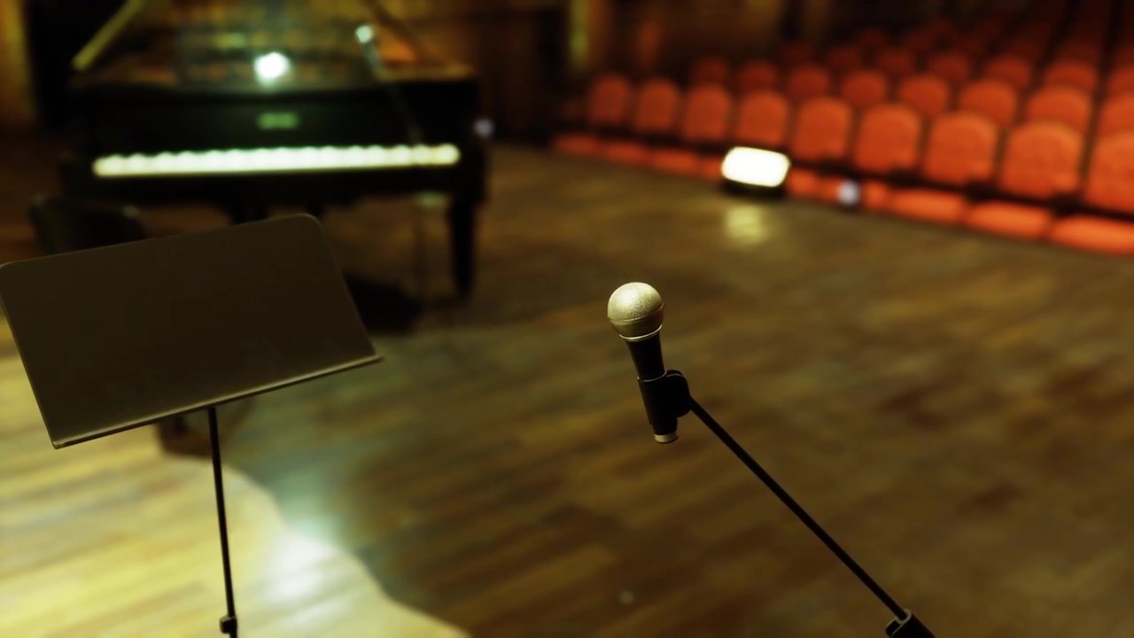 Momento sereno che riprende l'attrezzatura e i posti vuoti prima che la musica inizi.
