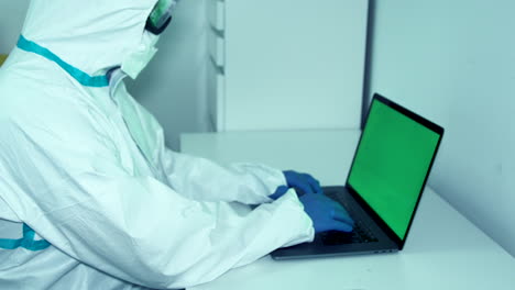 trabajador con uniforme epidémico durante covid-19, oficina en casa en tiempo de pandemia