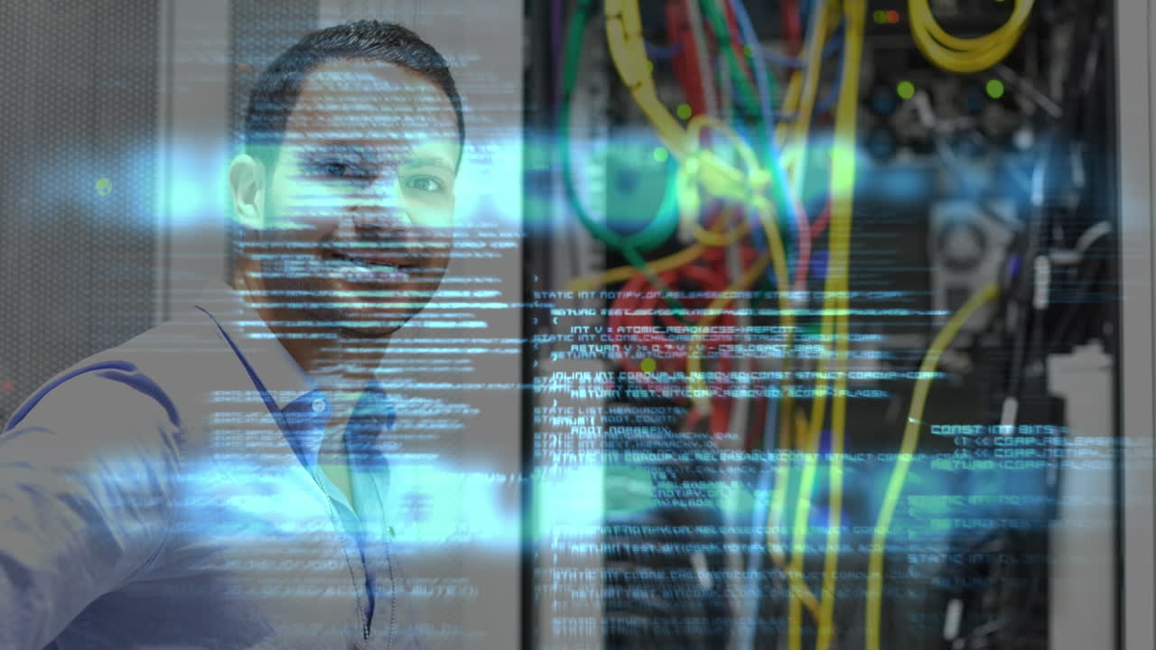 animación de procesamiento de datos sobre feliz hombre caucásico de pie en los servidores