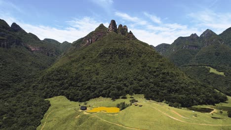 imágenes aéreas de la montaña soldados de sebold en la ciudad de alfredo wagner - santa catarina - brasil