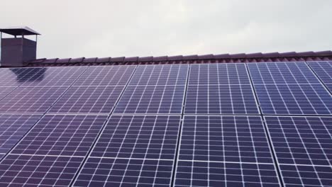 Panel-Solar-En-La-Azotea-De-La-Casa,-La-Plataforma-Rodante-Revela-El-Sistema-Fotovoltaico,-Día