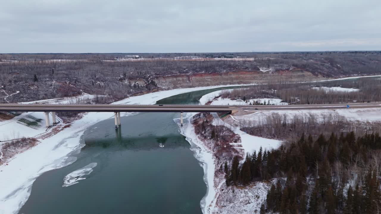 Devon Kasabası'nın İçinden Akan Saskatchewan Nehri.