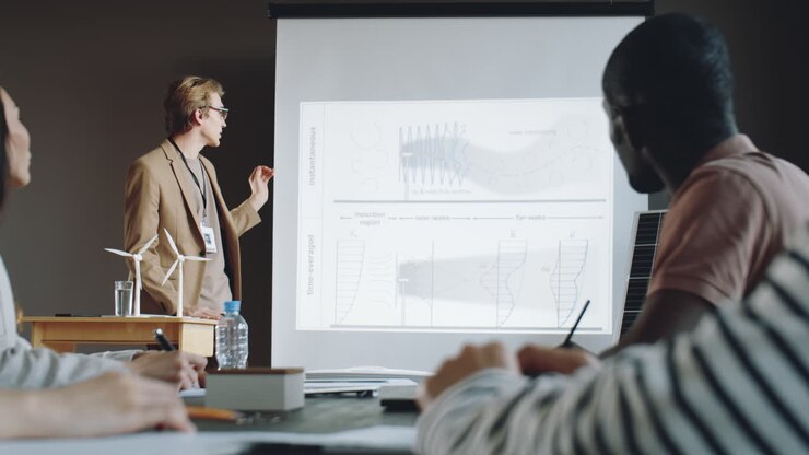 Giovane ingegnere che presenta un progetto di energia rinnovabile ai colleghi