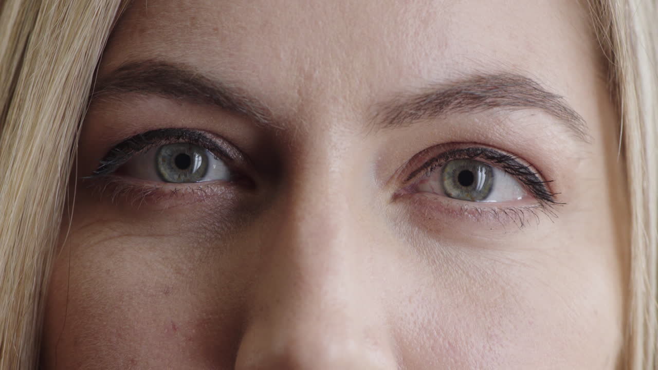 cara de cerca hermosa mujer rubia ojos parpadeando mirando a la cámara belleza femenina