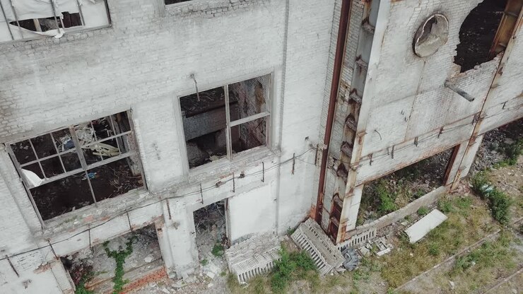 Vista aérea de uma fábrica destruída durante a guerra. Edifício industrial abandonado.