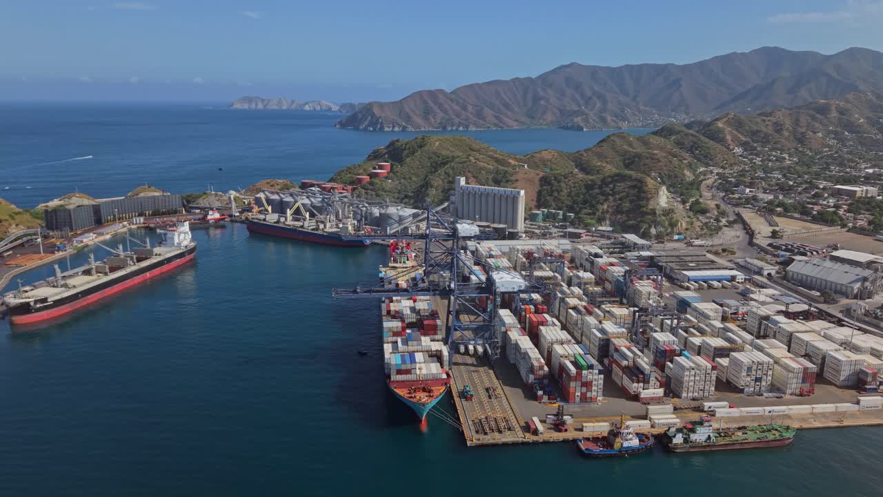 Vista aérea de la ciudad portuaria de Santa Marta en la costa caribeña, Colombia.