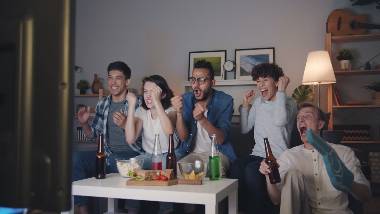 amigos viendo un juego.