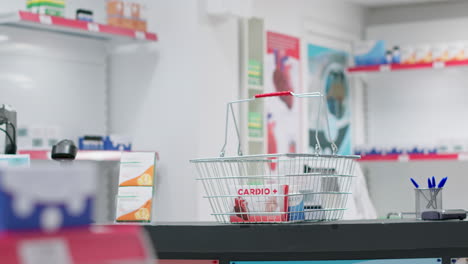 caja registradora vacía de la farmacia con cajas de pastillas o vitaminas
