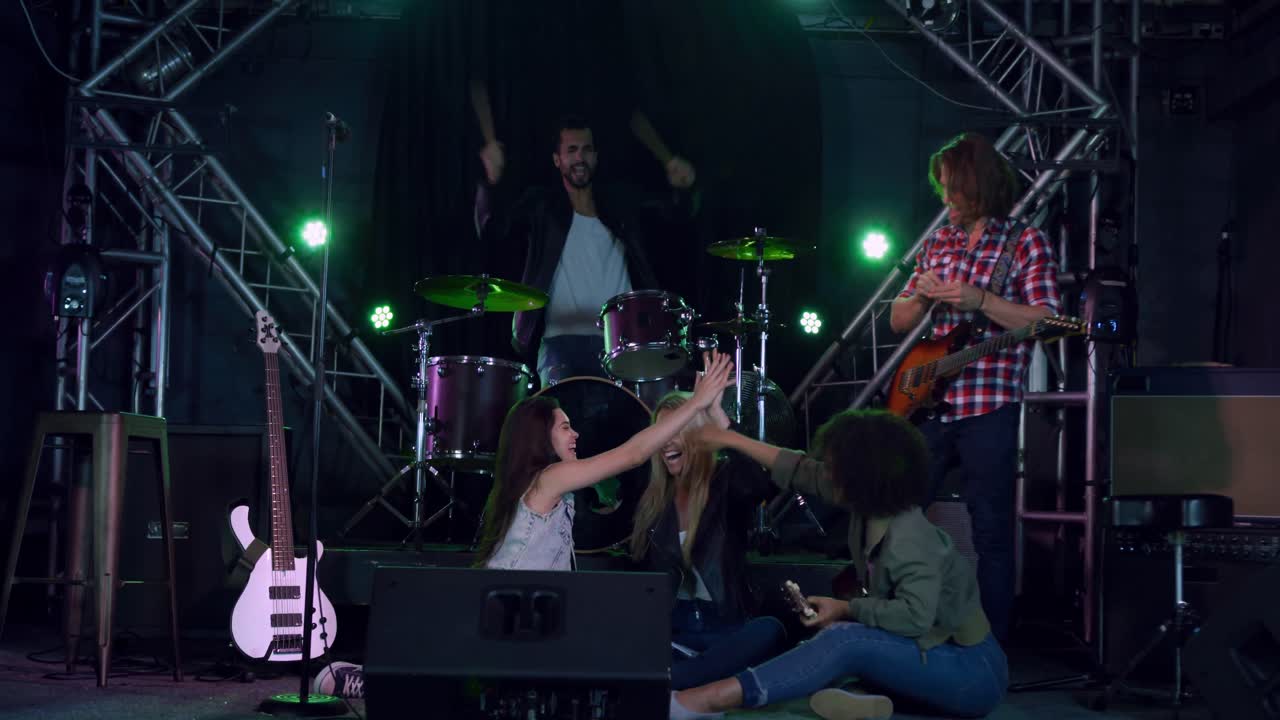 음악가 들 이 공연 하기 전 에 함께 재미 를 느끼고 있다