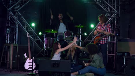 músicos divirtiéndose juntos antes de actuar