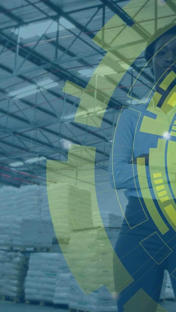Video verticale: Responsabile di magazzino rivelato da un HUD che scorre da destra mentre controlla i pallet.