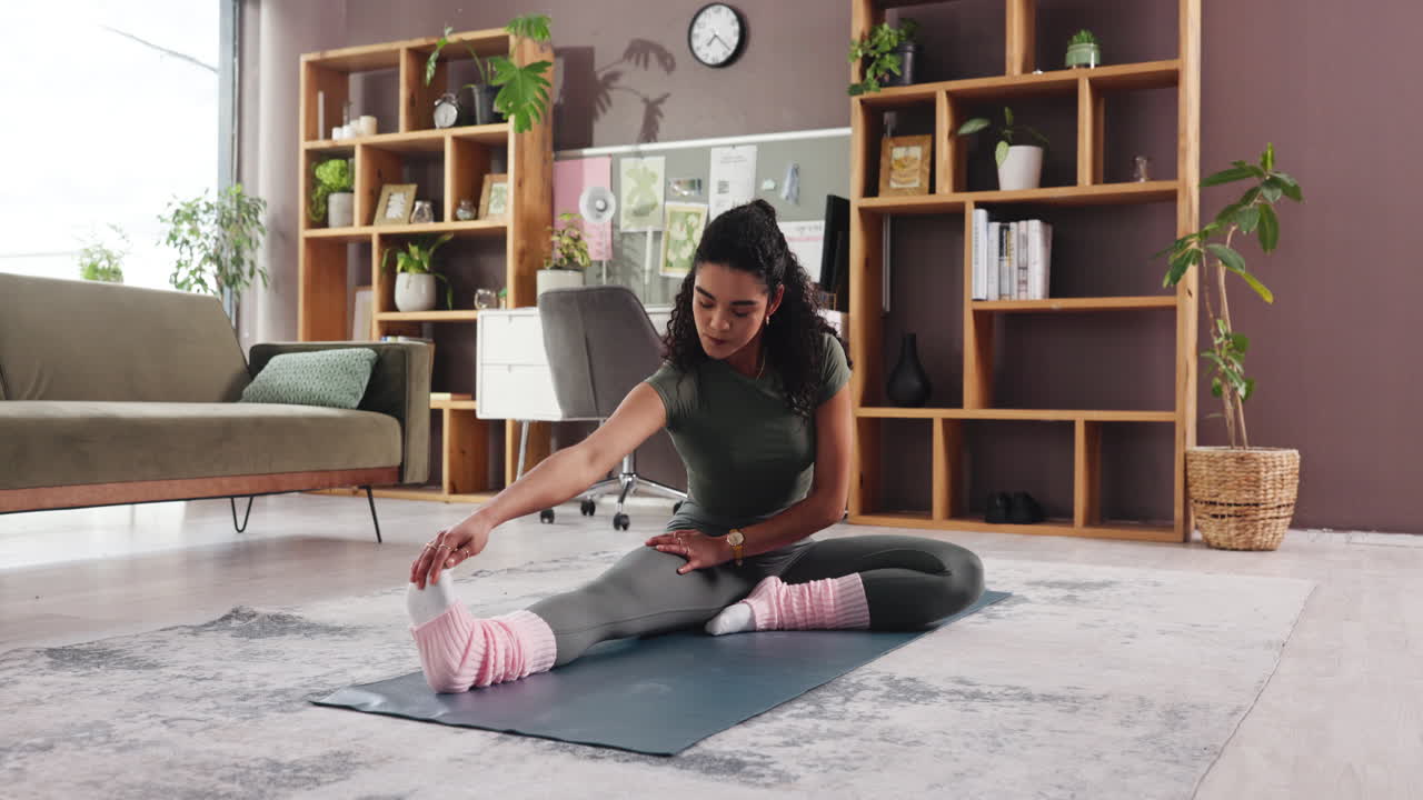 mujer practicando yoga en casa
