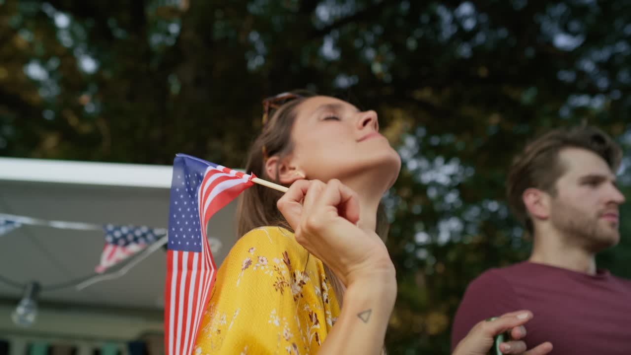 캠핑장에서 춤을 추고 7월 4일을 축하하는 젊은 친구들의 클로즈업입니다.