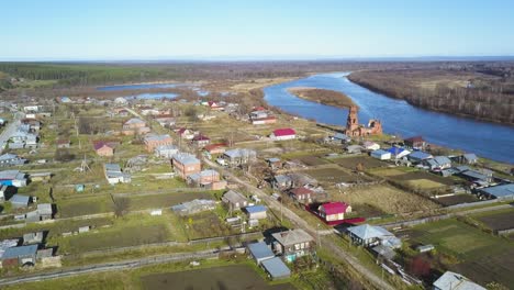 vista aérea de una aldea rusa junto a un río