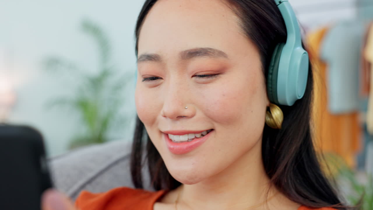 아시아 여자, 음악 헤드폰