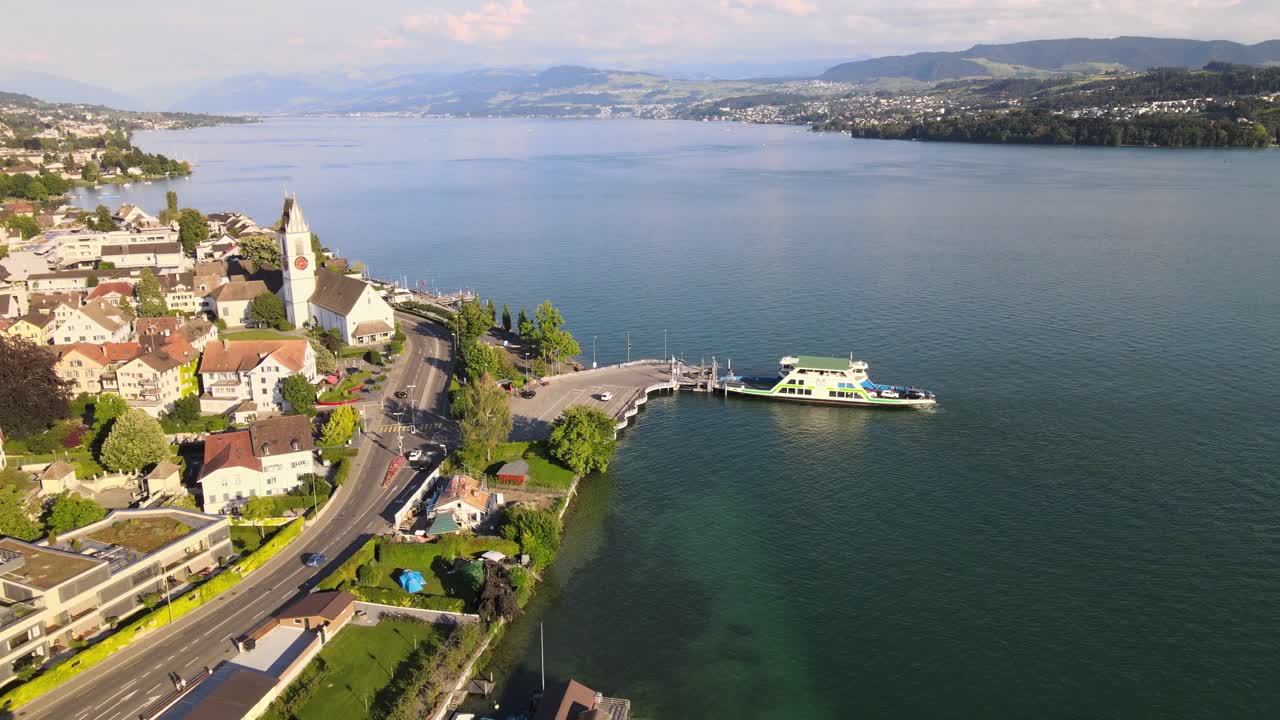 Ripresa aerea con drone che scende e si avvicina al traghetto per auto in attesa a Meilen, Svizzera.