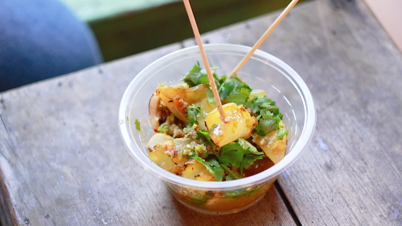 방 시장 에서 제공 되는 맛있는 그릴 오징어