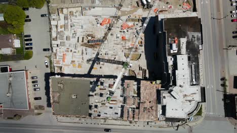 lapso de tiempo aéreo de arriba hacia abajo de un edificio de apartamentos en construcción