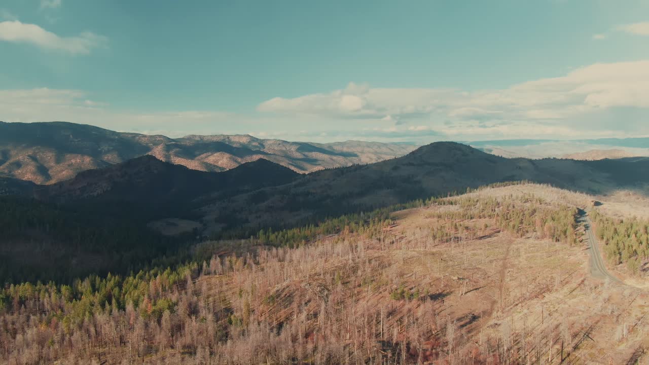 camión forestal quemado con drones aéreos de 4k a la izquierda