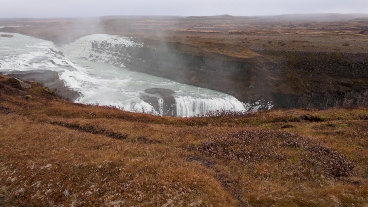 Se promener près de la cascade de Gullfoss le long de la rivière Hvítá dans le sud-ouest de l'Islande
