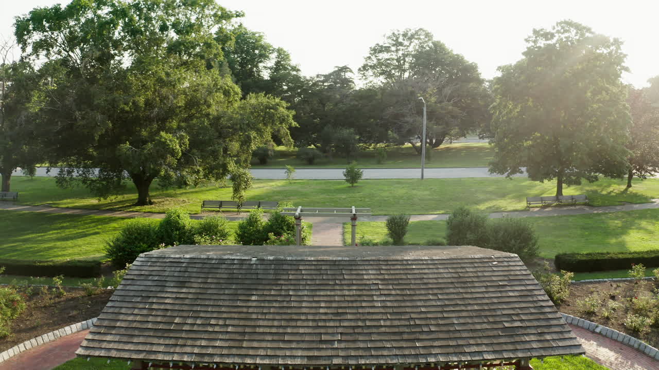 vista a vista de pájaros del jardín de rosas y el gazebo en el parque roger williams