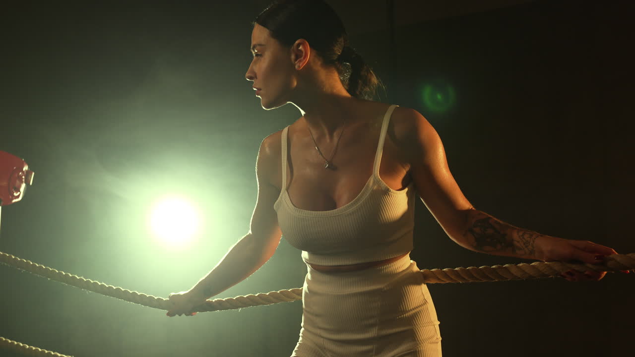 mujer boxeadora en el ring de boxeo