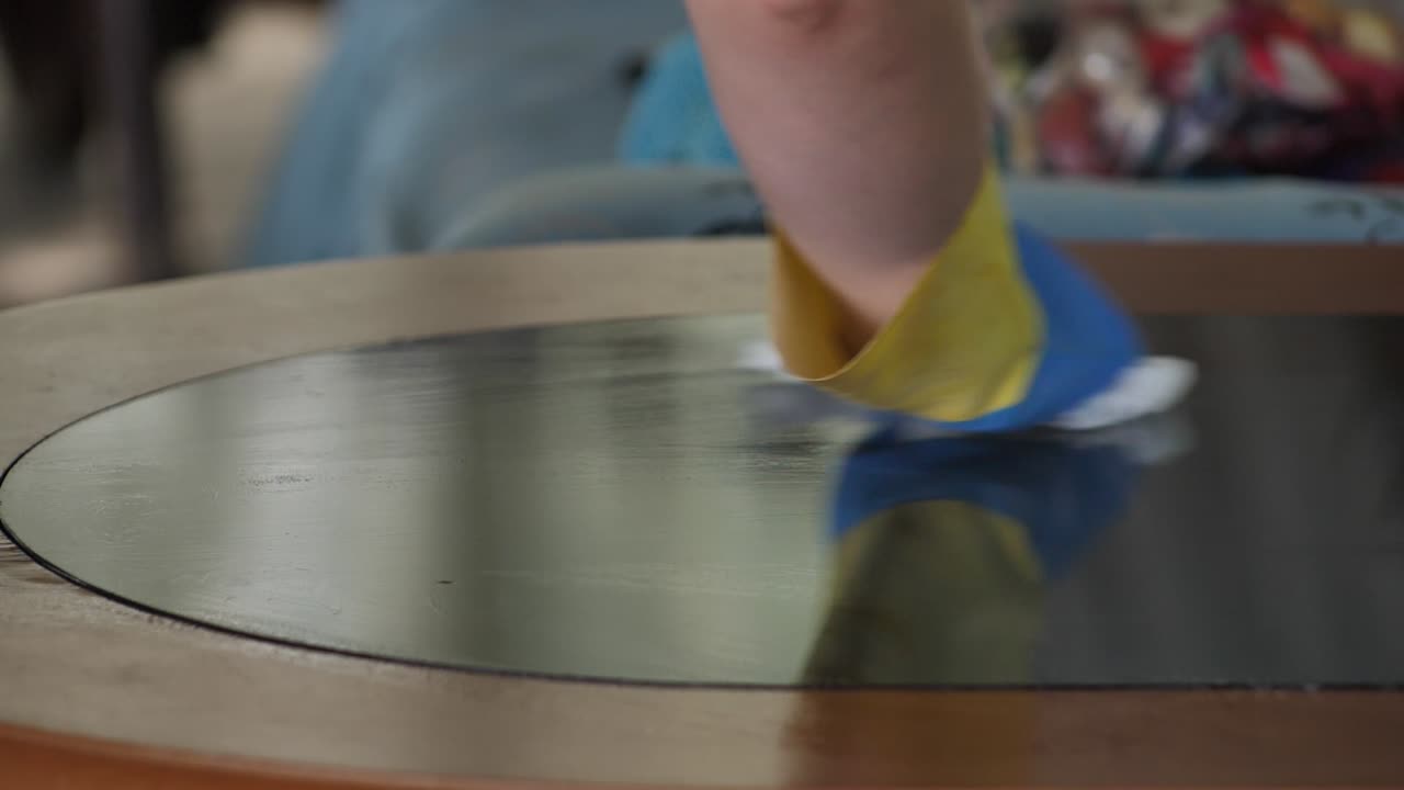 주부가 집을 청소하다