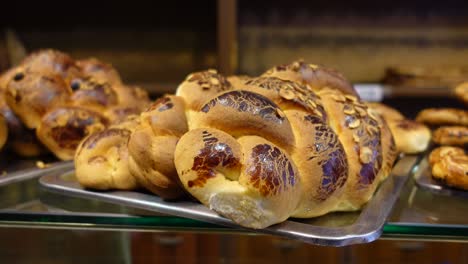 pan y pasteles recién horneados en una panadería alemana