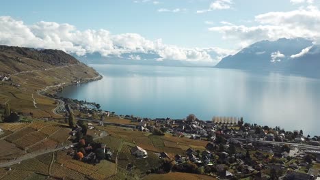 Drohnenschwenkaufnahme-Von-Lavaux-Weinbergen,-Dem-Genfer-See-Und-Kleinen-Dörfern