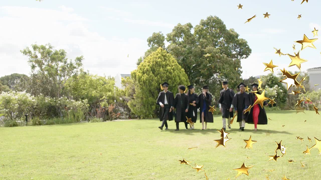 Sette laureati che camminano verso la telecamera per posare per la laurea, con cappelli e una stella d'oro che fluttuano attraverso l'inquadratura.